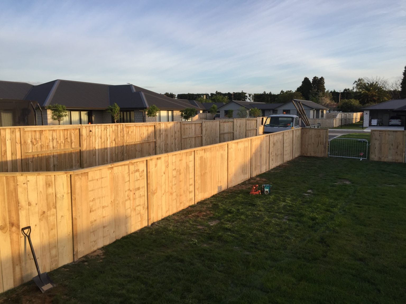Paling fencing, how to fencing, how to fence, the fence, gates